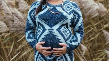 zwangere vrouw in wollen trui