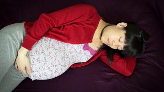 slapende zwangere vrouw