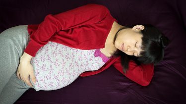 slapende zwangere vrouw