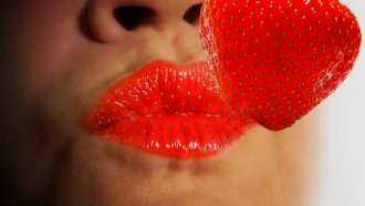 vrouw kust aardbei