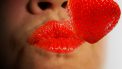 vrouw kust aardbei