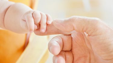 babyhand en moederhand