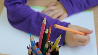 kind kleurt met potloden