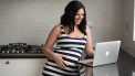 zwangere vrouw laptop