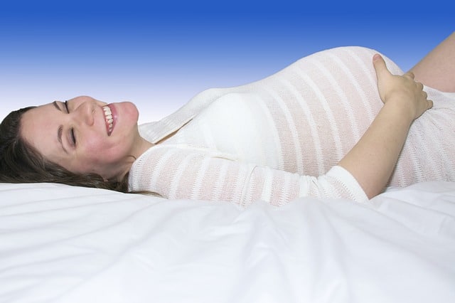 lachende zwangere vrouw
