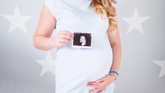 zwangere vrouw met echofoto