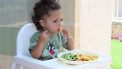 kind eet in kinderstoel