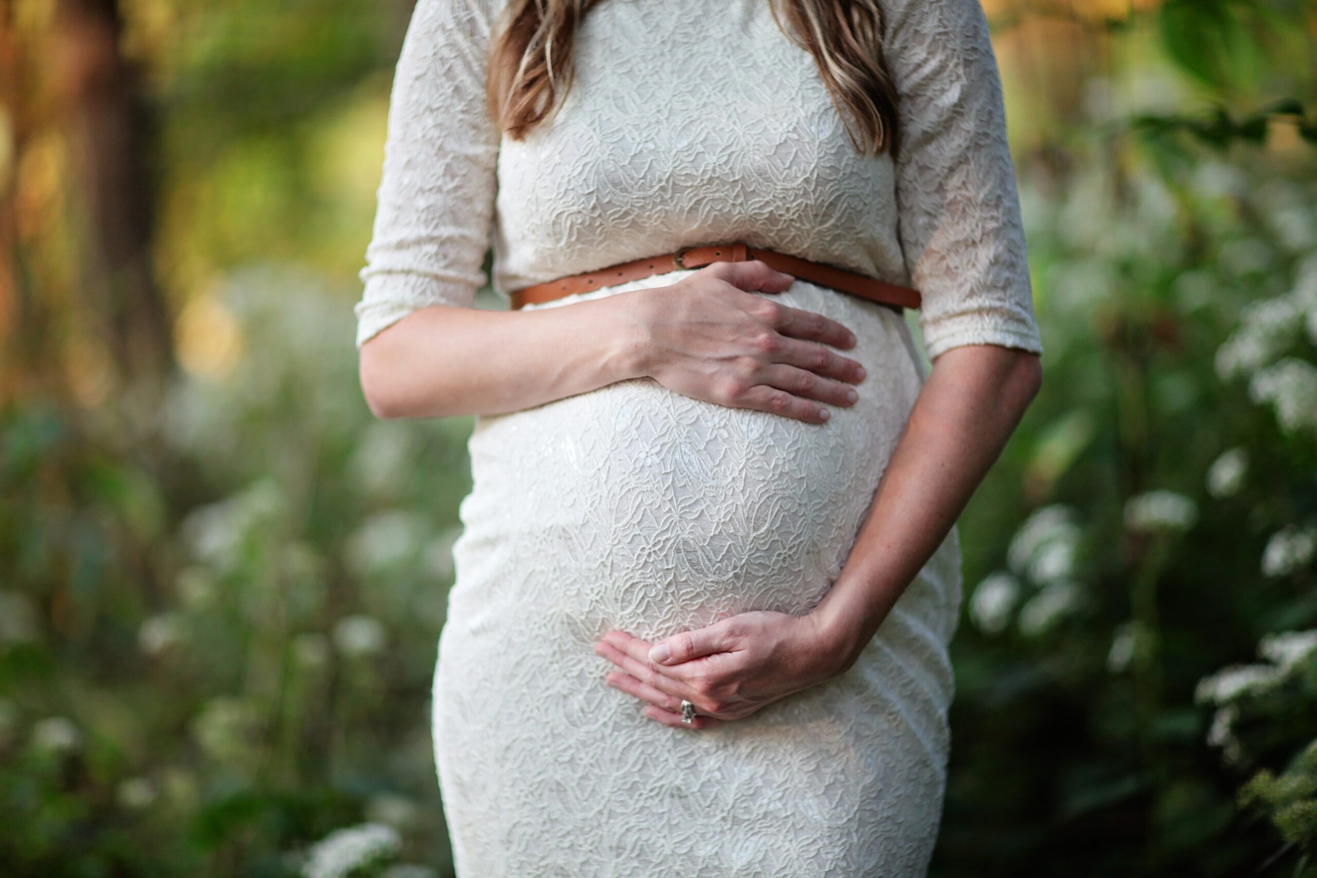 zwangere vrouw in wit jurkje