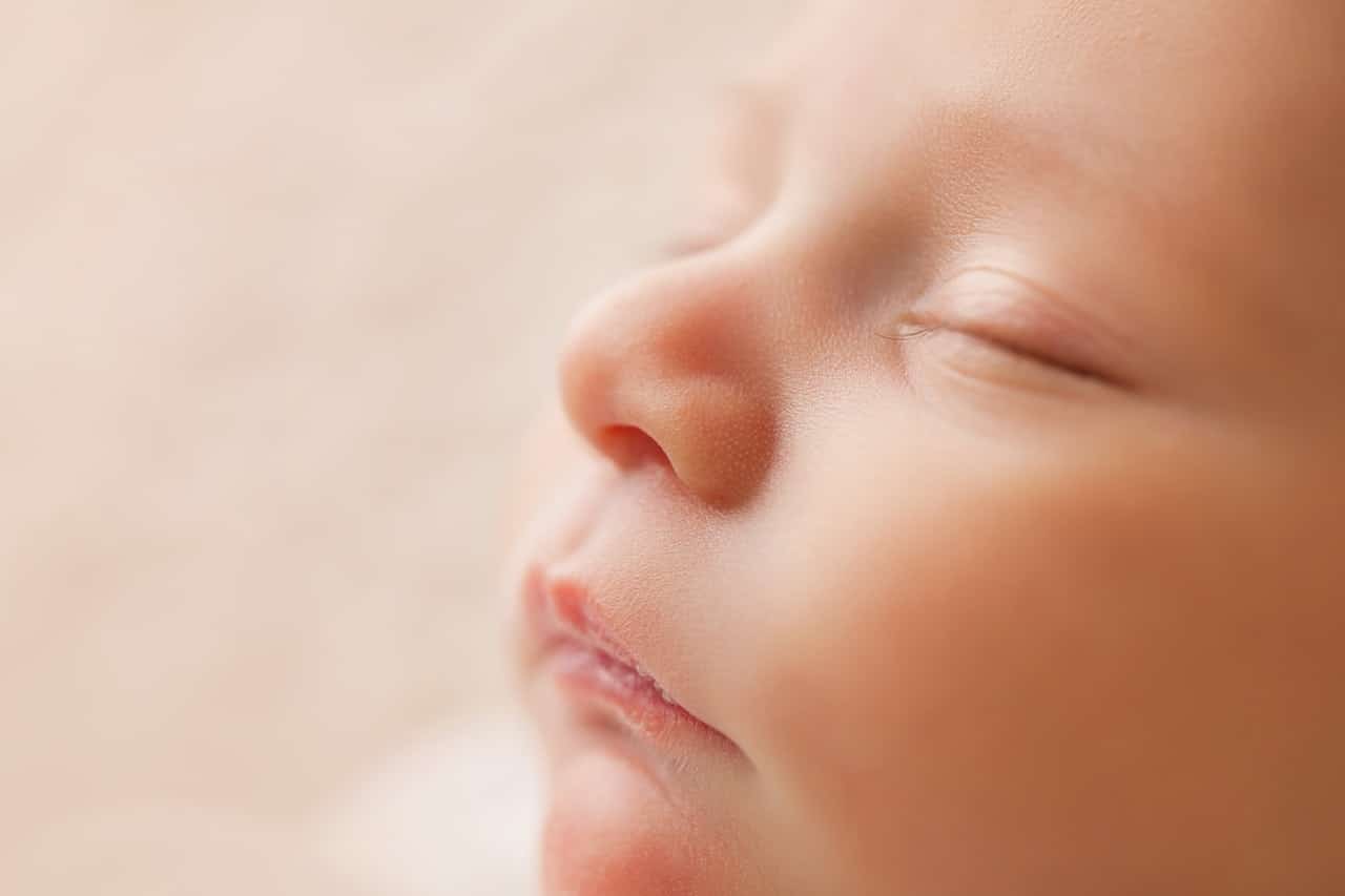 pasgeboren baby met ogen dicht