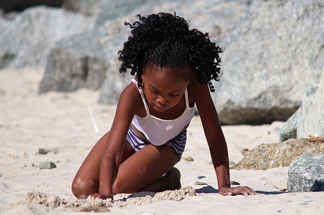 meisje speelt op het strand
