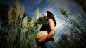 zwangere vrouw in het gras