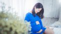 zwangere in blauw jurkje