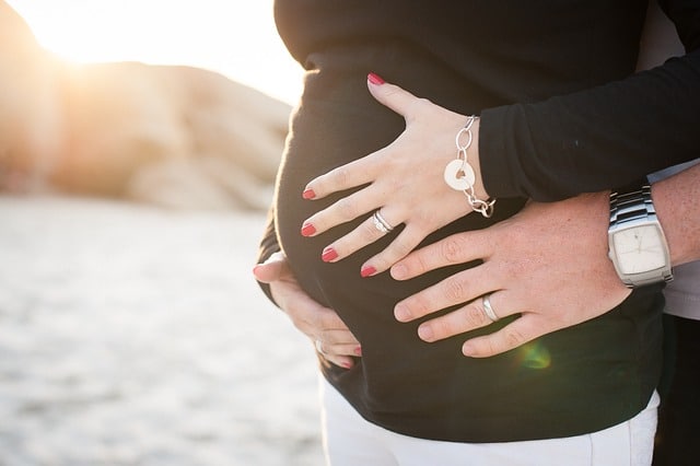 zwangere vrouw hand op buik