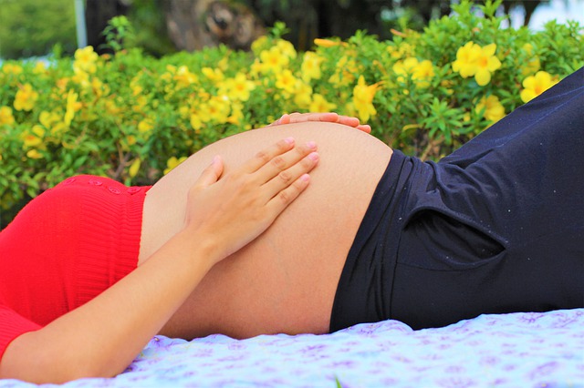 zwangere vrouw ligt op de grond