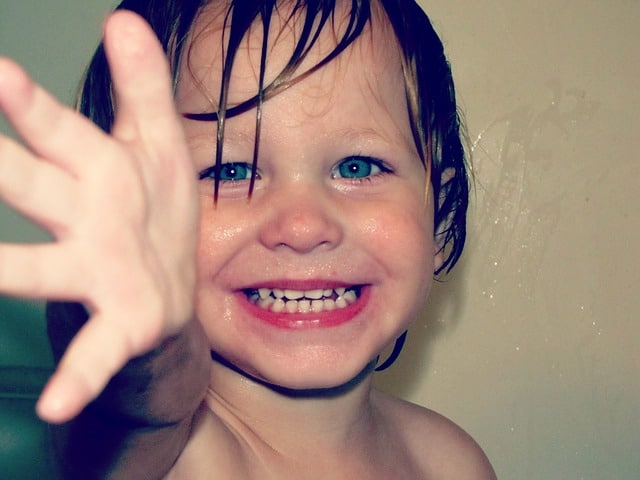 jongetje in bad