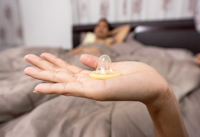 condoom op hand vrouw