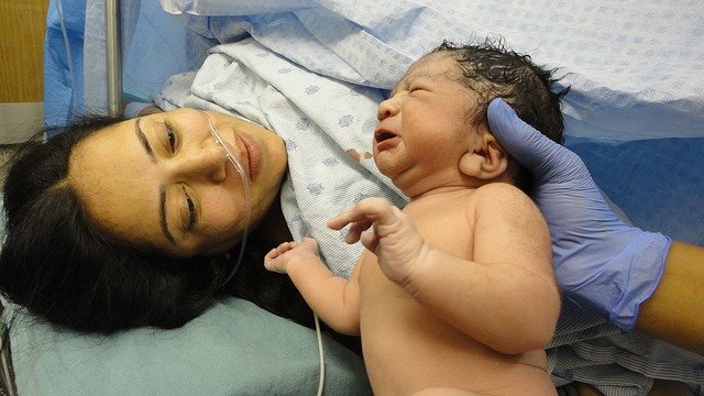 pasgeboren baby met moeder