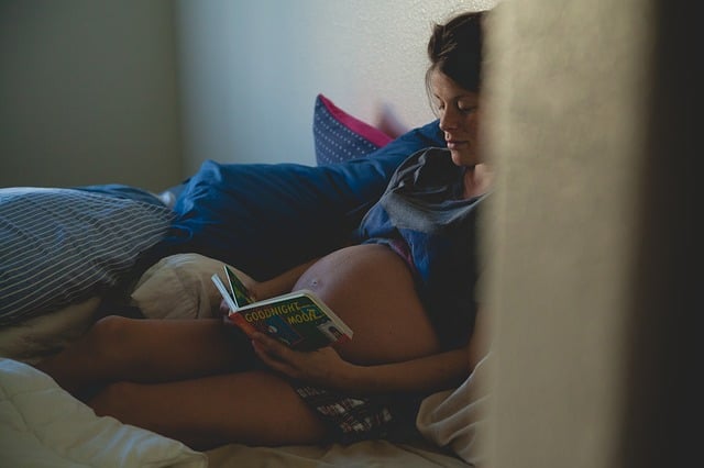 zwangere vrouw met kinderboek