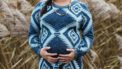 zwangere vrouw blauwe trui