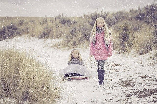 zusjes in de sneeuw
