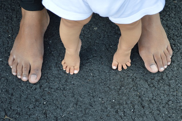 moeder en kind voeten