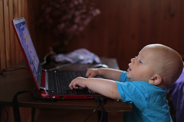 baby met laptop