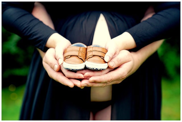 zwangere vrouw babyschoenen in hand