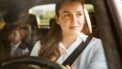 Als moeder aan het stuur: Zo bespaar je op je autoverzekering